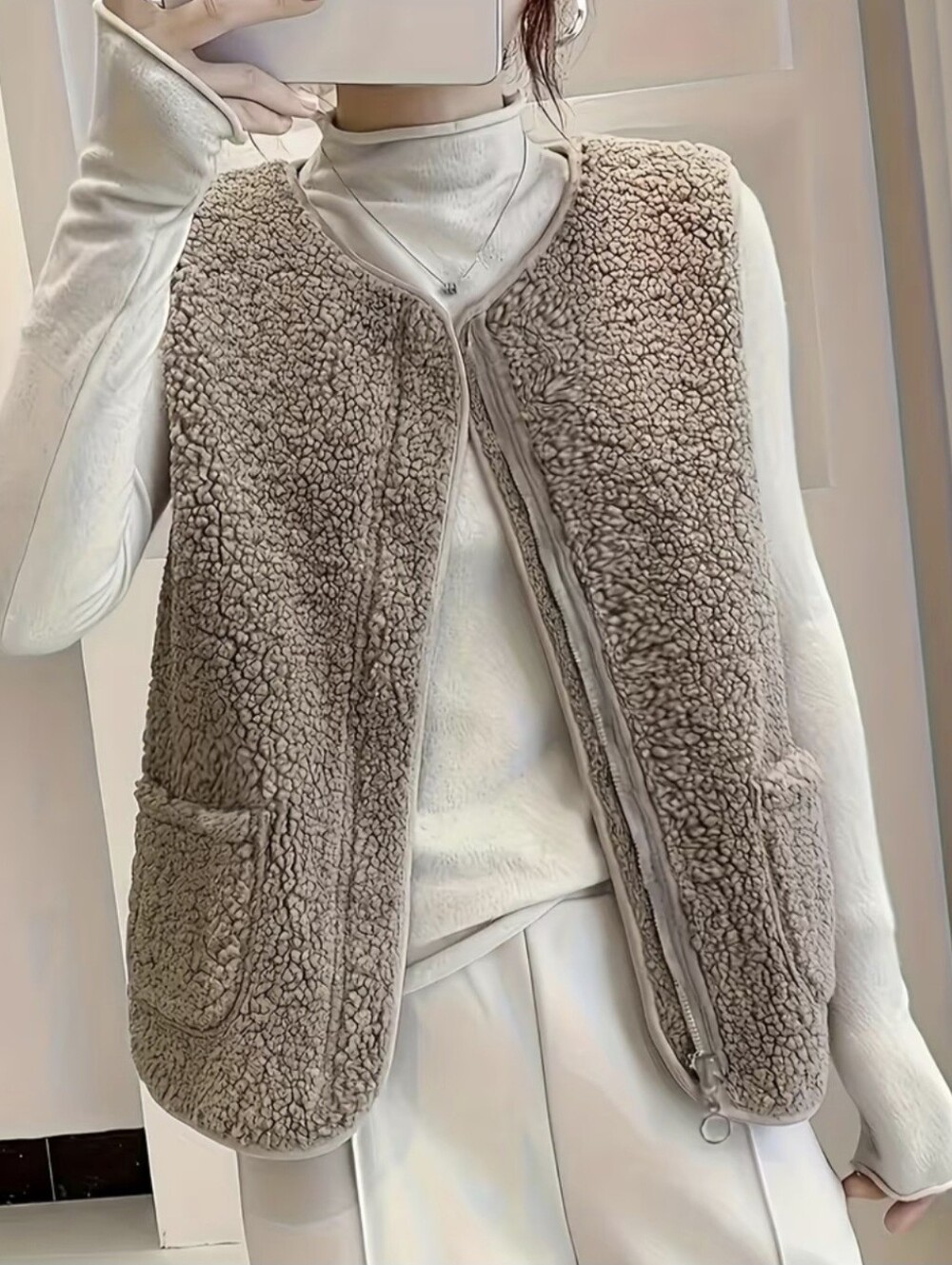 Sturdy Zipper Design, Pouch Embellishment, Plush Vest, Versatile Sleeveless Warm
